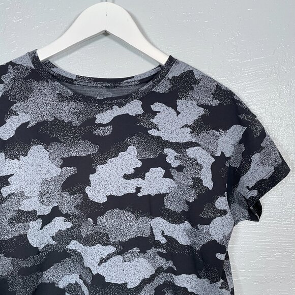 Lululemon Women 10 Black Gray Camo New Year Cates Crop Shirt Rabbit All Over - Picture 3 of 5